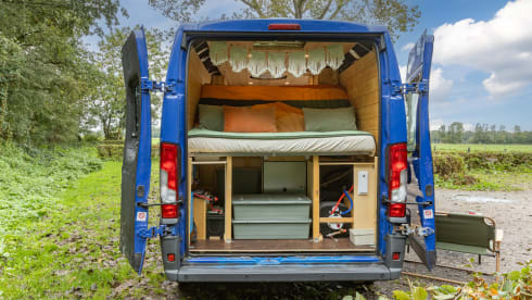 Ollie – Comfortable, attractive 2 person bus camper