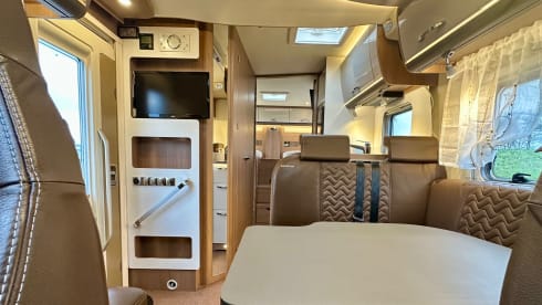 Automaat – 5p luxury camper with separate bed & electric lifting bed