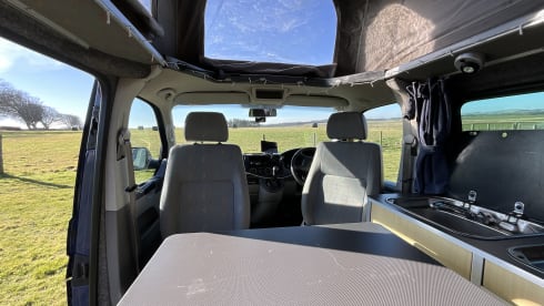 Magic – 4 berth Volkswagen T5 LWB Campervan