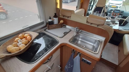 Luxury motorhome 4 persons automatic.