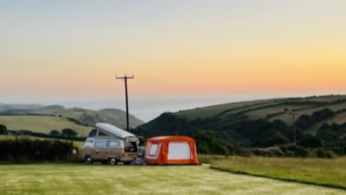 Ned – Gemoderniseerde, stuurbekrachtige, 4-persoons VW T2 met alle extra's