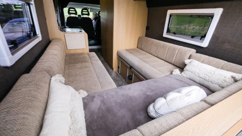 Lottie – Large 2 Berth Campervan