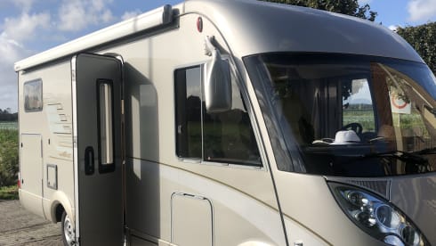 ZEER LUXE HYMER CAMPER – For rental to two experienced campers  