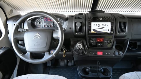 4p Pössl bus uit 2019