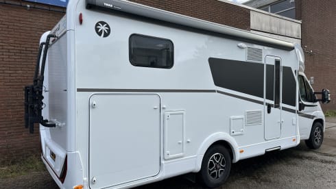 17/18 – Luxurious, comfortable camper with 2-person fixed bed and 2-person lifting bed!