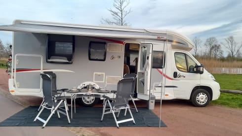 Spacious 4 person Challenger camper with queen bed