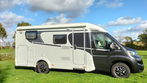 Vannie – From 2022!! - Brand new 2-person camper - Carado V337  