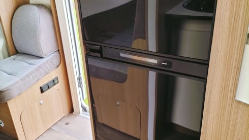 Libby – From 2022!! Good new 4 pers. camper with longitudinal beds and pull-down bed