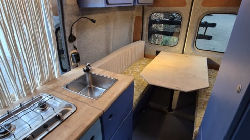 Ontsnap samen (met klein kind) in onze unieke zelfbouwcamper!