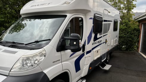 Mary Hen – Swift Escape 664 4 Berth Motorhome