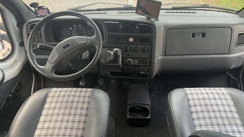 4-Bett, netzunabhängiger, modernisierter Fiat Ducato mit U-Lounge