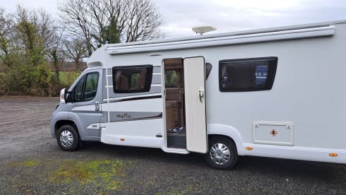 Lennon – 4 berth Motorhome - spacious and suitable for families in all seasons