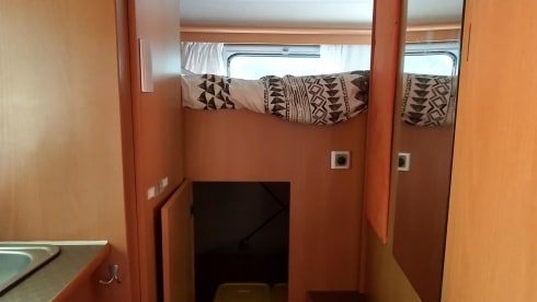 Family camper for 6 people with 2 fixed double beds