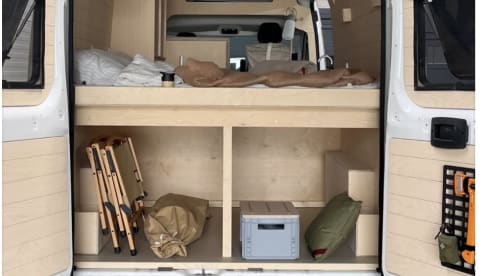 Camp en jo – 4p Peugeot bus uit 2025