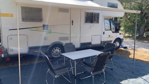 Keurig nette en ruime 6-persoons Chausson uit 2006 met Ford onderstel. 