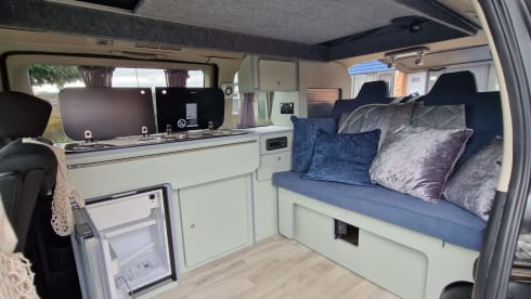 El – 2/3 berth Nissan Elgrand campervan with pop up roof