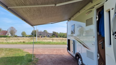 Fully equipped neat Pilote camper semi-integrated