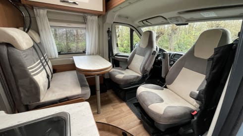 Bus camper Globecar 600L with length beds, for 2 people. Dog allowed.