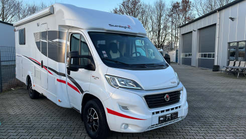 Reneetje – Sunlight T69l with Queen bed and pull-down bed
