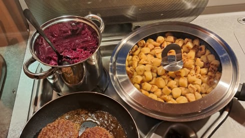 Accogliente camper semi-integrato per 4 persone, completamente attrezzato.