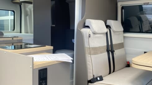 Nieuwe Camperbus Magnetic Grey – FORD LMC Innovan 590 camper van from 2024 Magnetic Gray