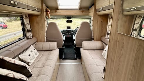Fun Bus – 2 berth Peugeot semi 2017