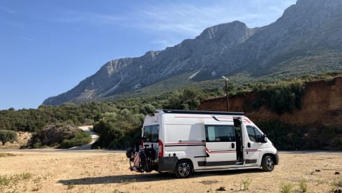 4-person Peugeot bus from 2017, sleeping 2 people