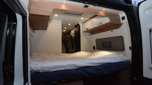Black Beauty – Luxury Pilote bus camper for 2 persons