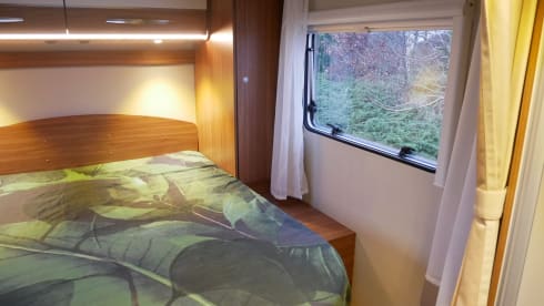 Carado Half Integral, Queen Bed, Lift Bed!!