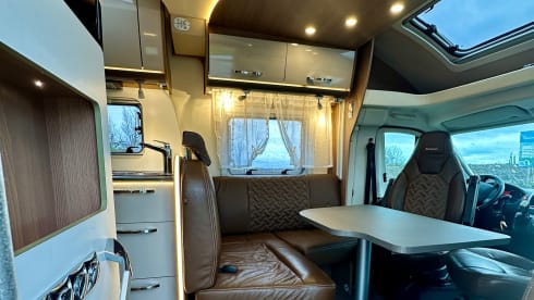Automaat – 5p luxury camper with separate bed & electric lifting bed