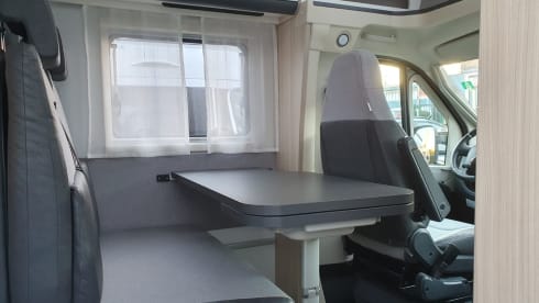 Enjoy our compact, young and luxurious camper (2021)