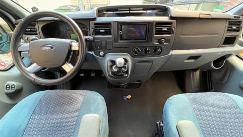 Very spacious LMC Camper with fully automatic hydraulics level system