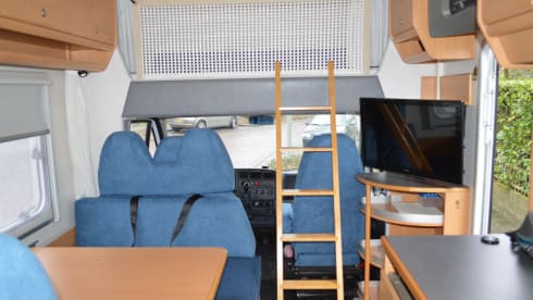 6-person family camper with AIRCO, spacious cross bed and large alcove