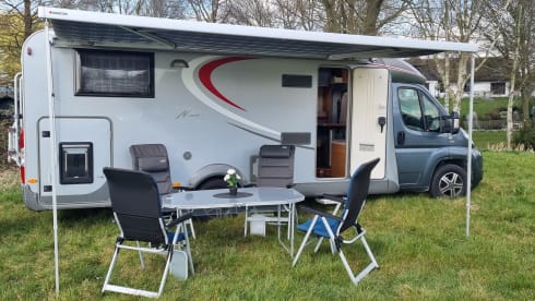 Zilveren parel. – Burstner with 2 x length bed and large dinette.