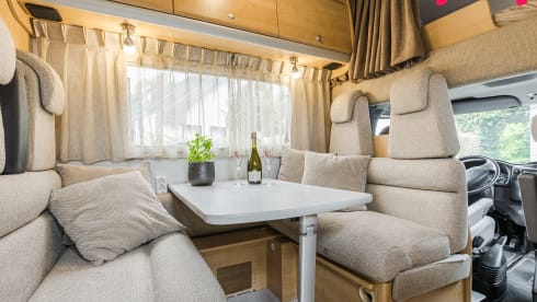 Alkoof King –  Fully equipped 6p camper with roof air conditioning and automatic leveling system
