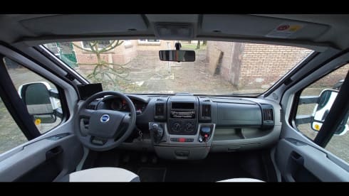 Super cozy spacious challenger eden 602 camper