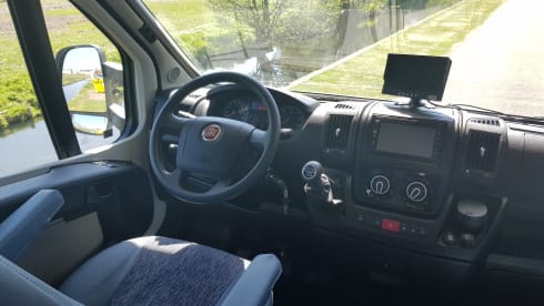 Zeer LUXE 6 pers. Camper met Airco en XL Garage BJ 2013