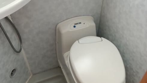 ☀️ 4-person bus camper with fixed bed, awning & solar panel – also for sale!