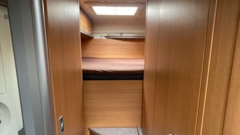 Halbintegrierter Camper von Knaus für 3 Personen