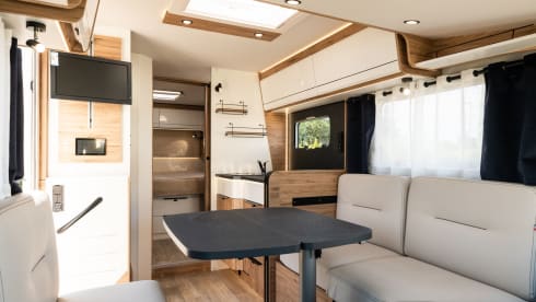 Brand new 4p Bavaria luxury camper, integral automatic, 180 HP, from the end of 2024