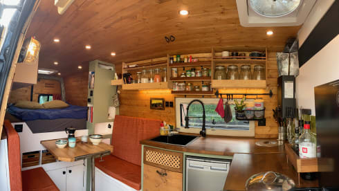 Canela  – 3p Mercedes-Benz campervan uit 2017