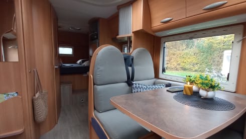 Super cozy spacious challenger eden 602 camper