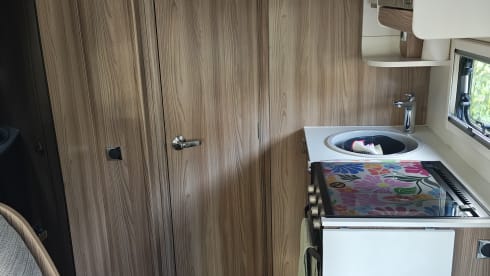 Leofran Roamulus – Roulotte Swift semi-integrata a 2 posti letto del 2018