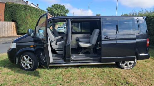 Reggie – 2 berth Volkswagen T5 campervan with 2 berth awning