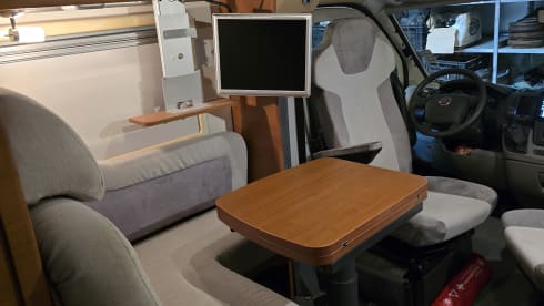 sunti  – 2p Knaus overland off grid camper 