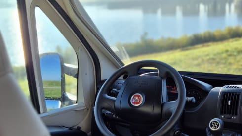 Camper 1 – Spacious and luxurious 6-person camper incl. PlayStation 4