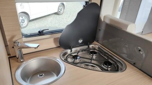 Wohnmobil LMC Tourer Lift, Hubbett, 4 Schlafplätze, Klimaanlage, SAT TV