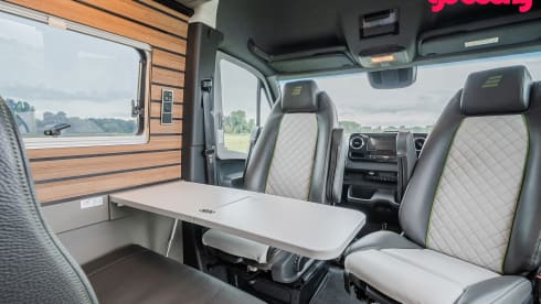 Hymer CrossOver with sleeping roof 4p. 