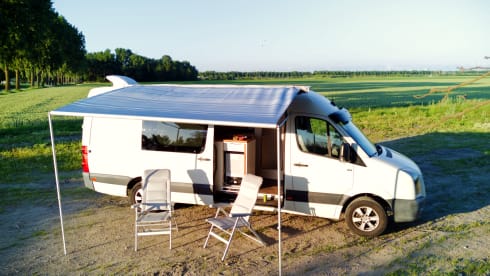 Albatros – The ultimate off-grid camper van: indoor shower, electric cooking and more