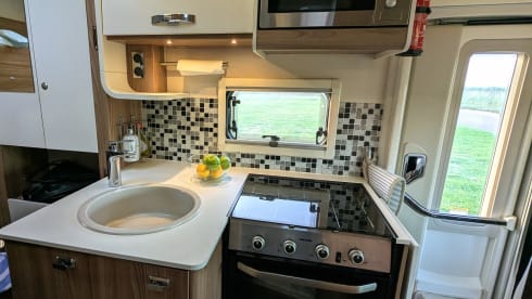 Bateau semi-intégré Swift 6 couchages de 2018
